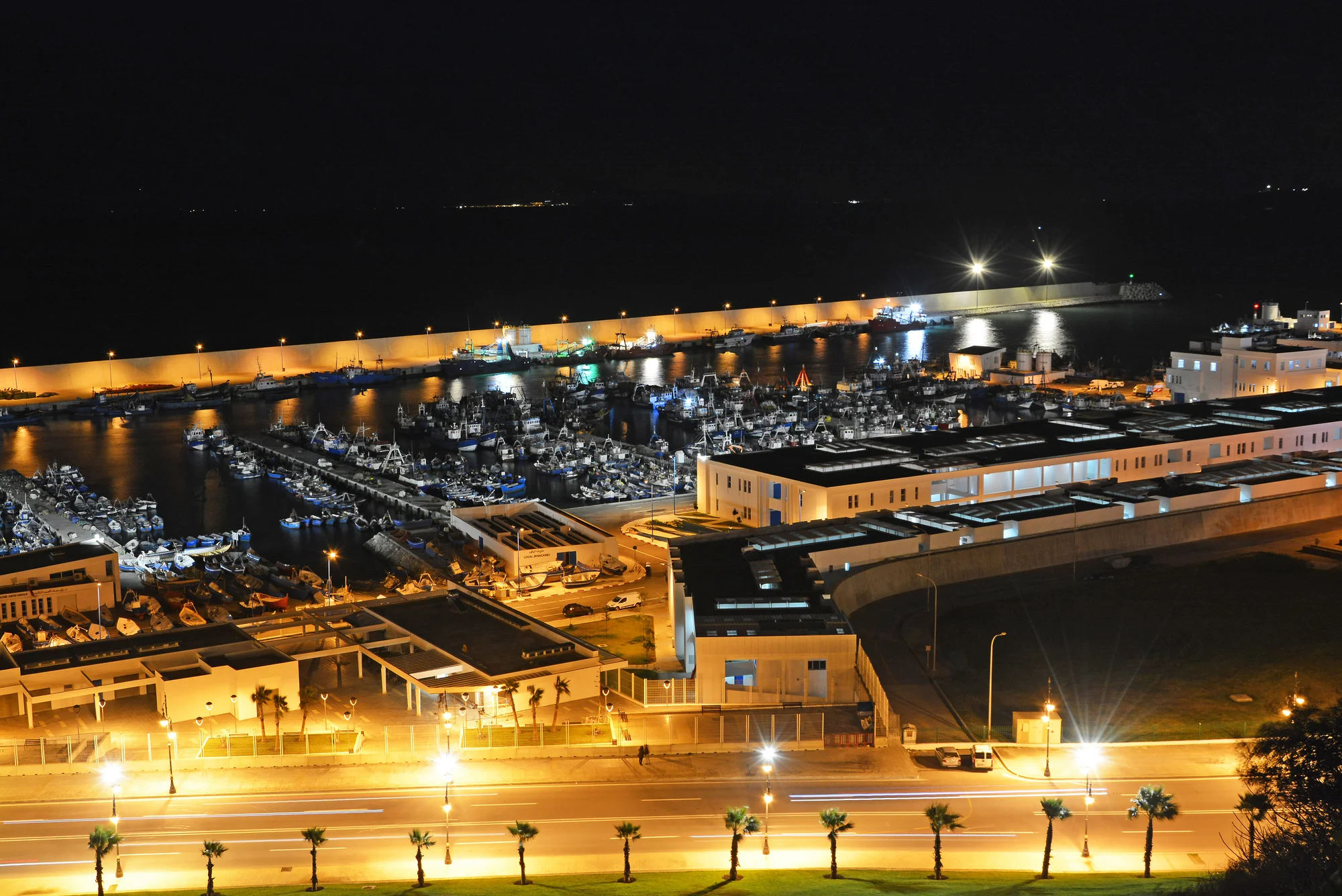Port de Tanger et promenade éclairés pendant la nuit