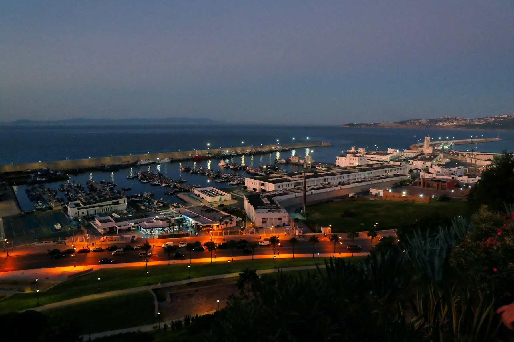 Panorama sur les jardins, le port et la baie de Tanger au crépuscule